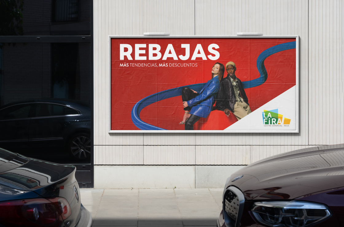valla con la campaña de rebajas de La Fira Centre Comercial