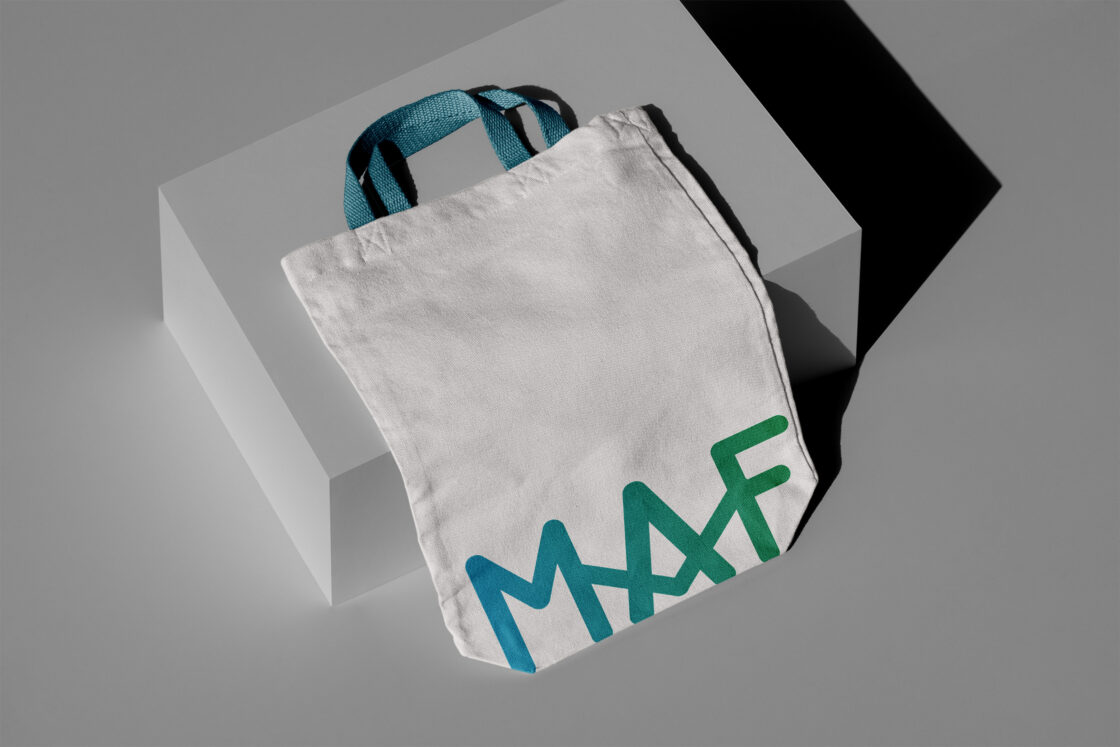 aplicación en tote bag del logotipo de MAF
